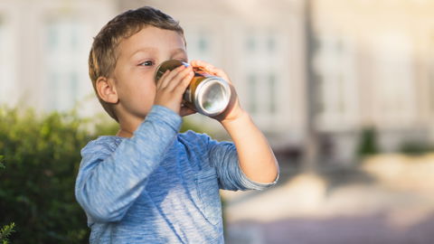 Gefährlicher Trend: Kleinkinder trinken Energy-Drinks  – mit dramatischen Folgen