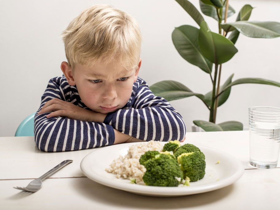 Junge will nicht sein Gemüse zu essen.