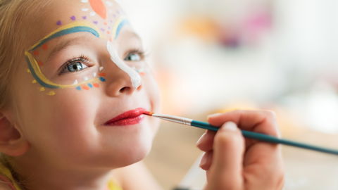 So könnt ihr Kinderschminke selber machen 
