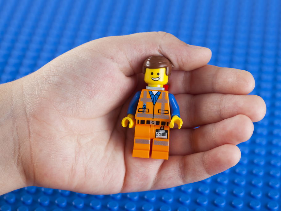 Lego-Figur in einer Kinderhand.