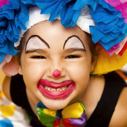 Kind als Clown schminken – mit dieser Anleitung geht's ganz easy