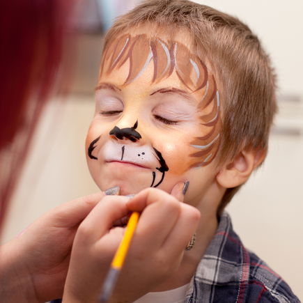 Kind schminken als Löwe – so geht's kinderleicht