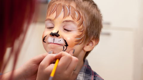 Kind schminken als Löwe – so geht's kinderleicht