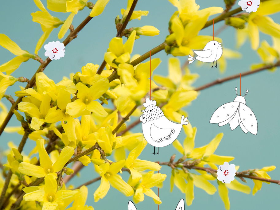 Ein Frühlingsstrauch mit Osteranhängern