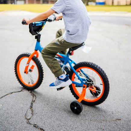 Warum Kinder ohne Stützräder viel schneller Rad fahren lernen