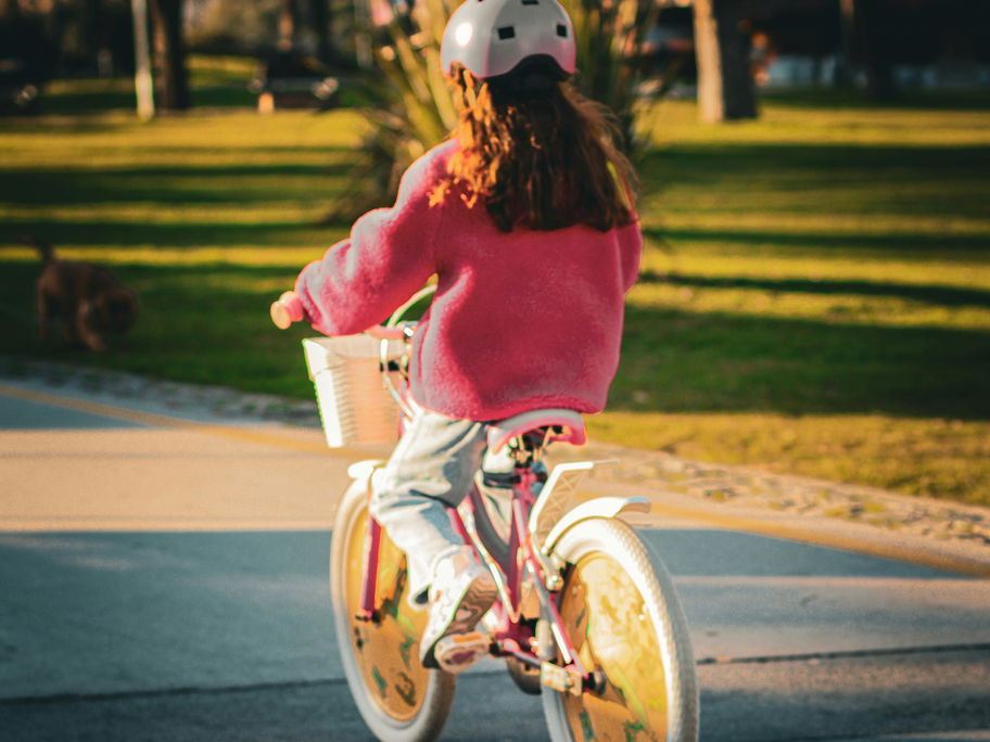 Mädchen von hinten auf dem Fahrrad