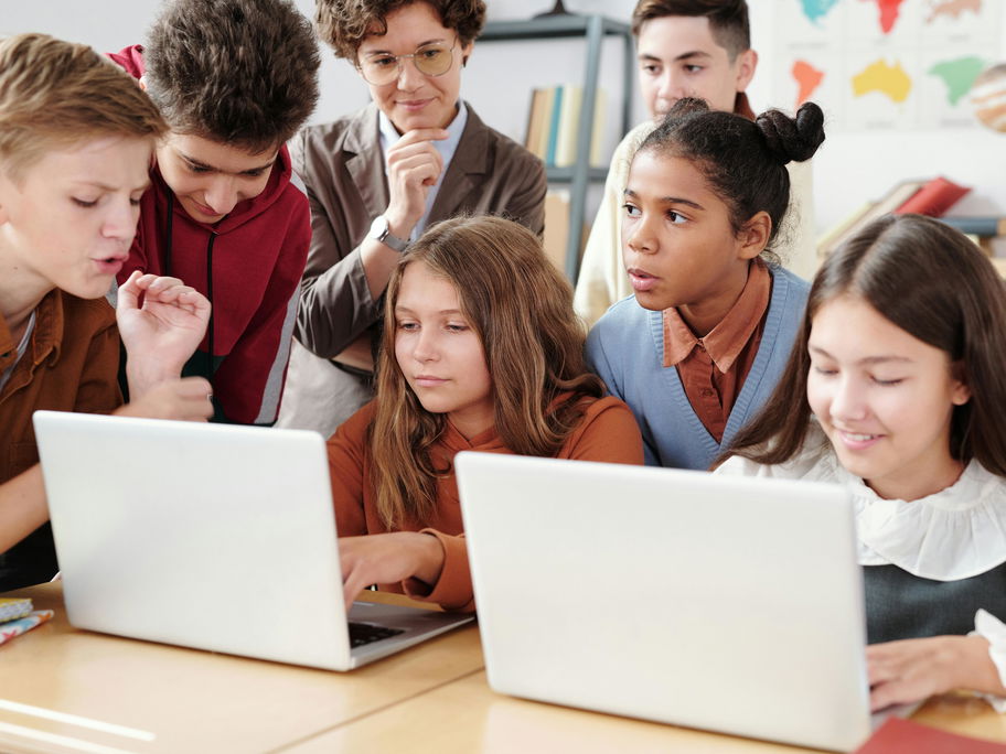 Generation Alpha: Jugendliche vor Laptops