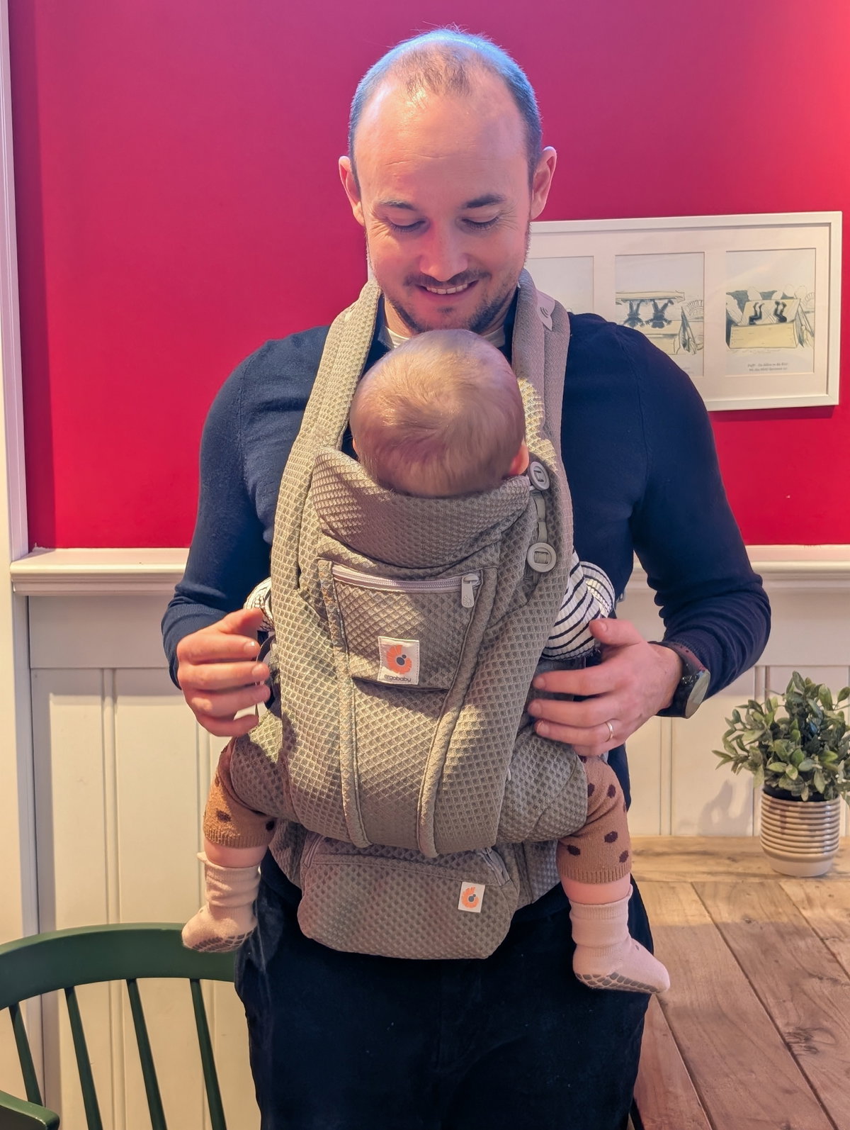 Über diese Babytrage von Ergobaby freuen sich Eltern und Nachwuchs gleichermaßen.