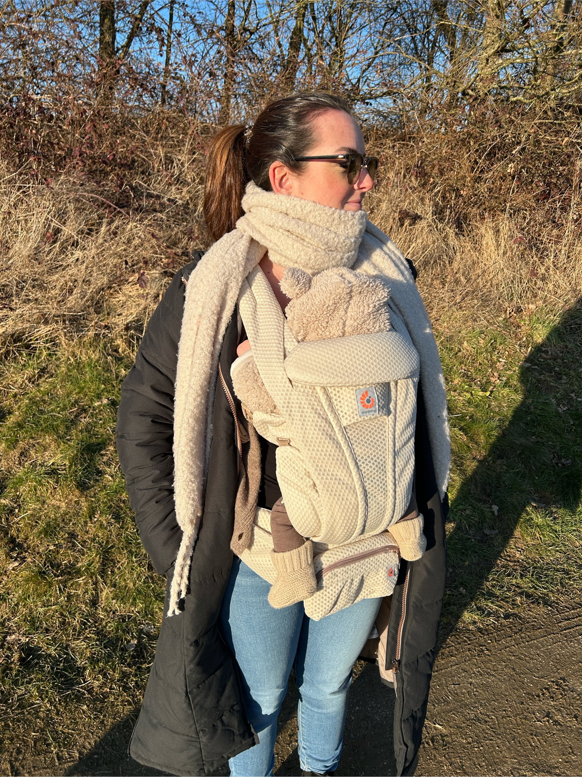 Mama Tanja findet die Babytrage nicht nur modern und schick, sondern auch total bequem.