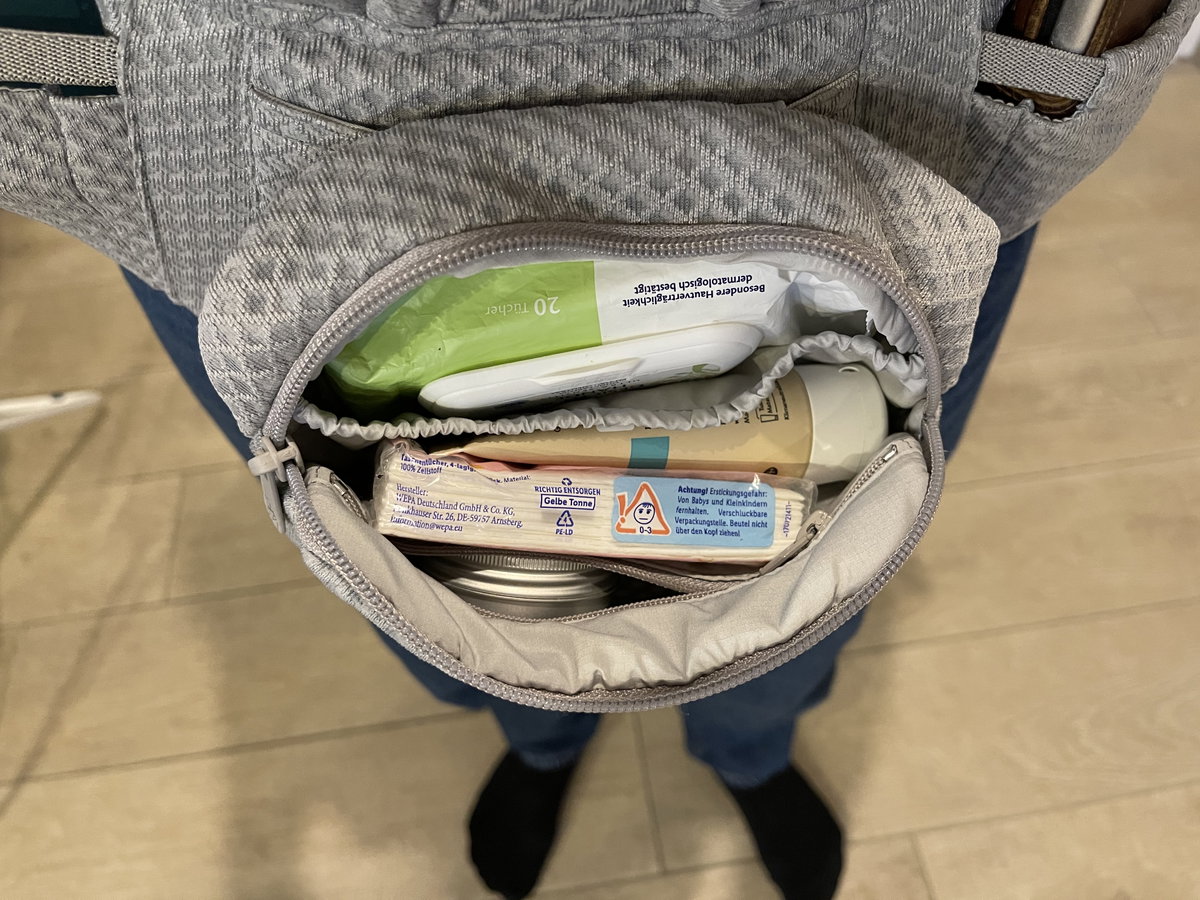 Alles Wichtige verstaut: Die Babytrage "Omni Deluxe" bietet Komfort und Stauraum.