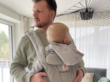 Die neueste Babytrage "Omni Deluxe" von Ergobaby im Test