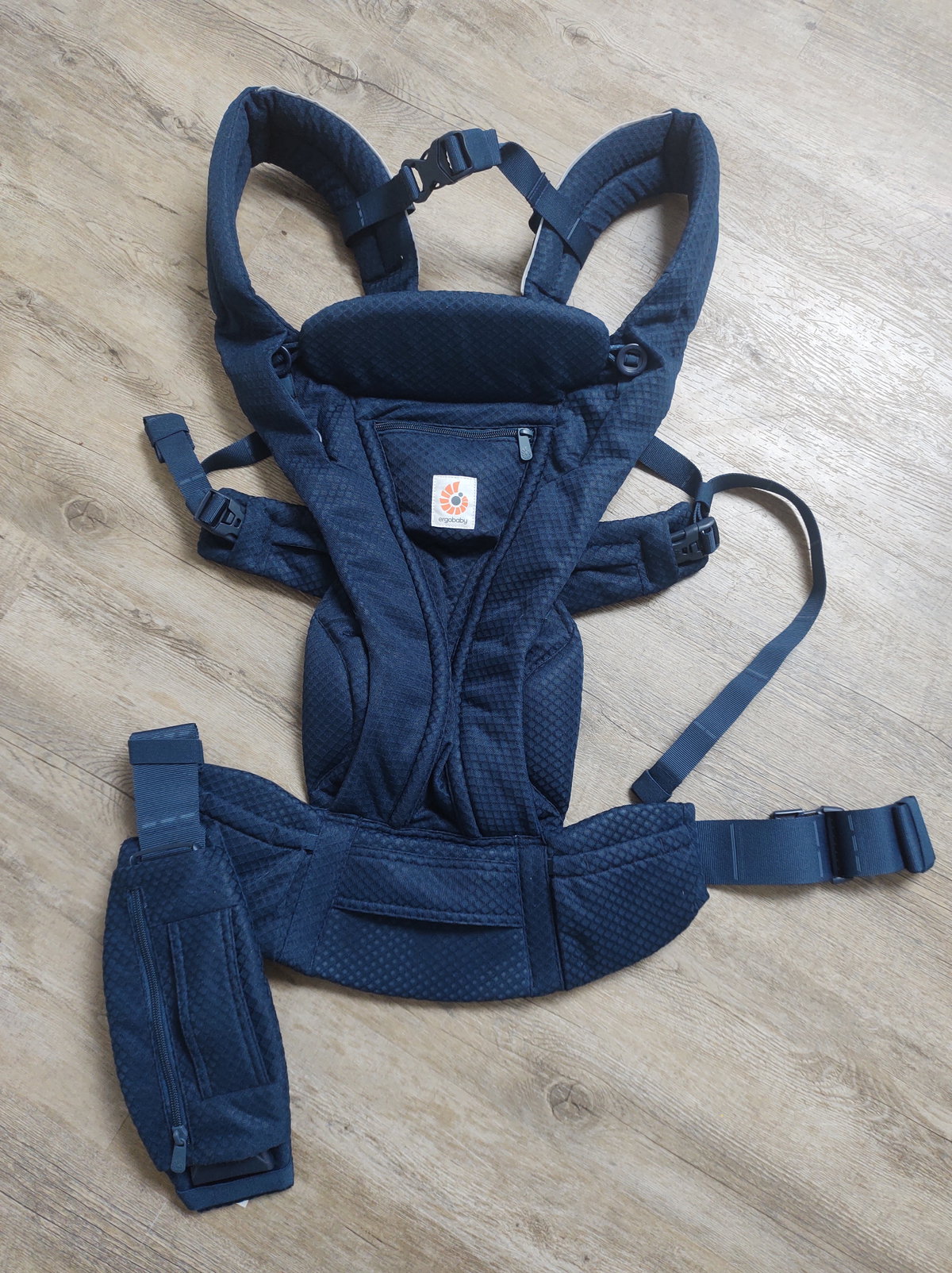 Die "Omni Deluxe" Babytrage gibt es in vielen tollen Farben.