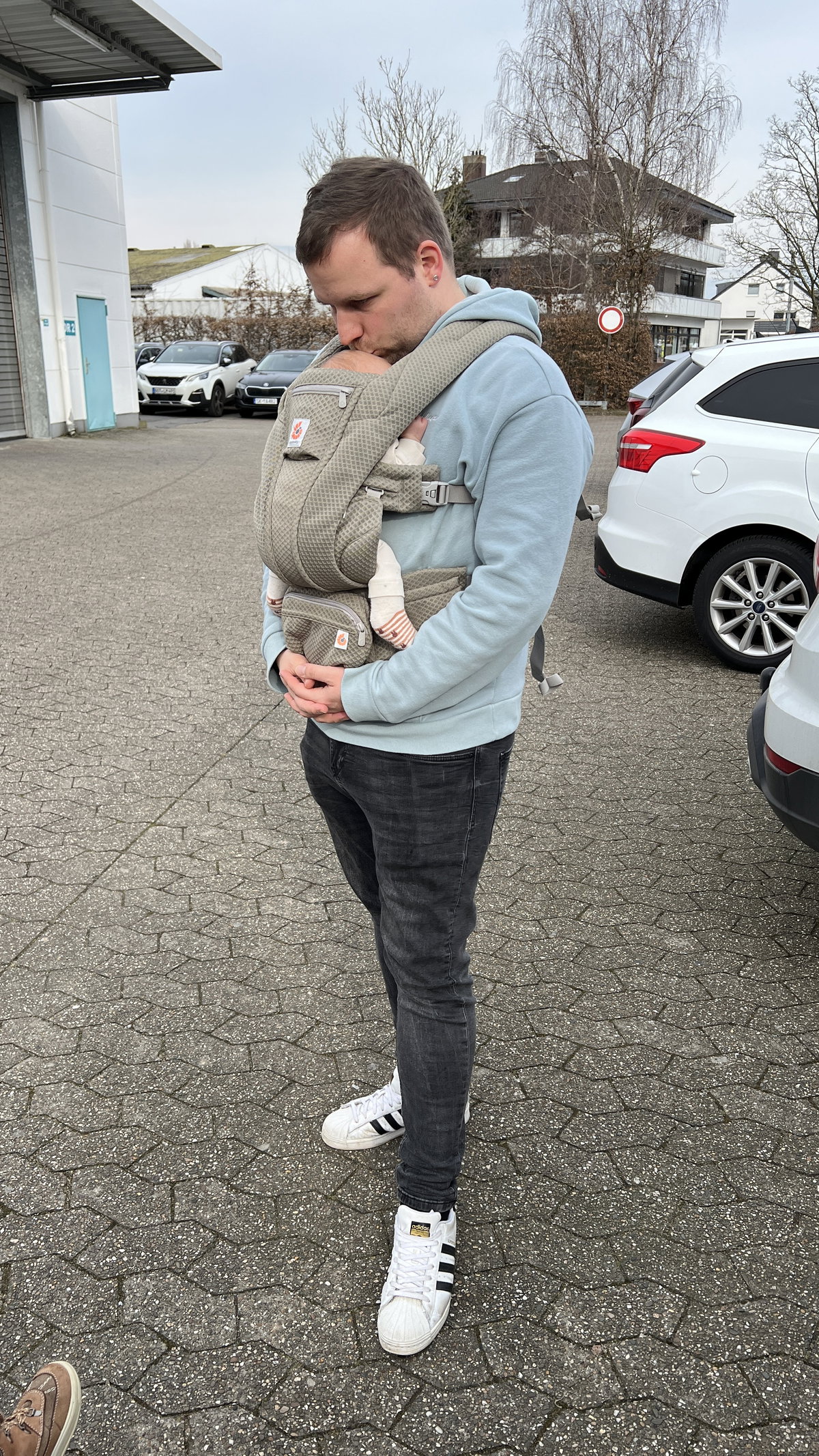 In der "Omni Deluxe" Babytrage ist das Baby sicher und geschützt.
