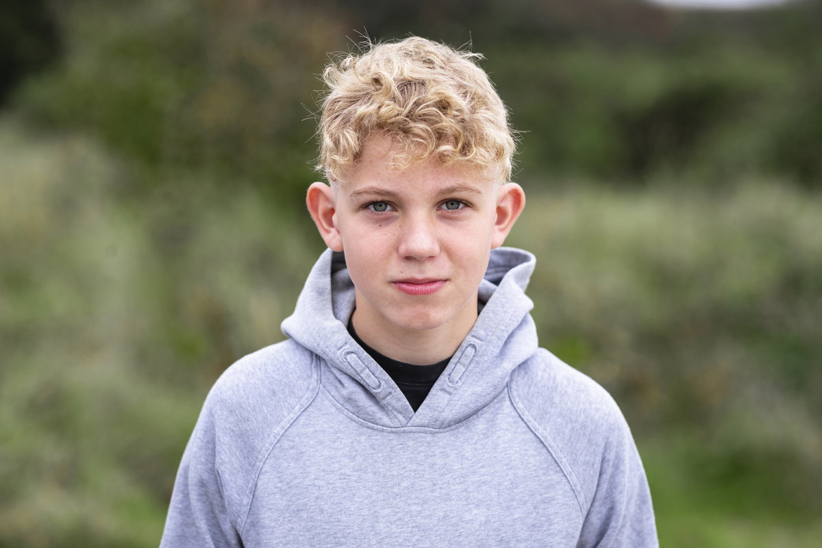 Ein Fade mit lockigem Deckhaar