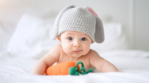 Schöne Vornamen für Babys, die um Ostern geboren werden