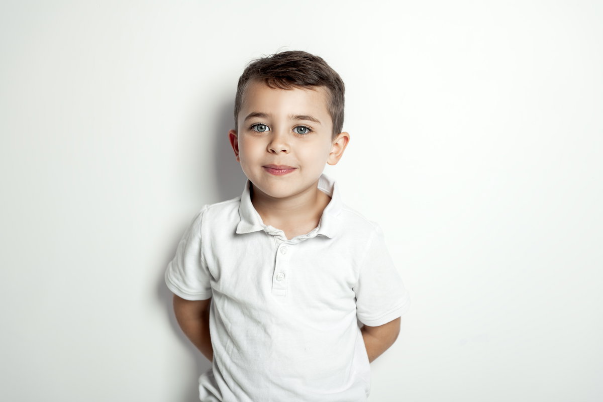 Ein kleiner Junge grinst leicht