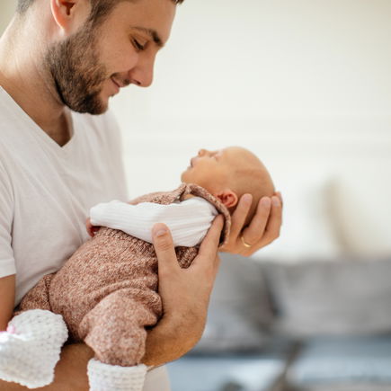 Genialer Beruhigungstrick: Papa zeigt im Video, wie OM-Gesang Babytränen in Sekunden stoppt