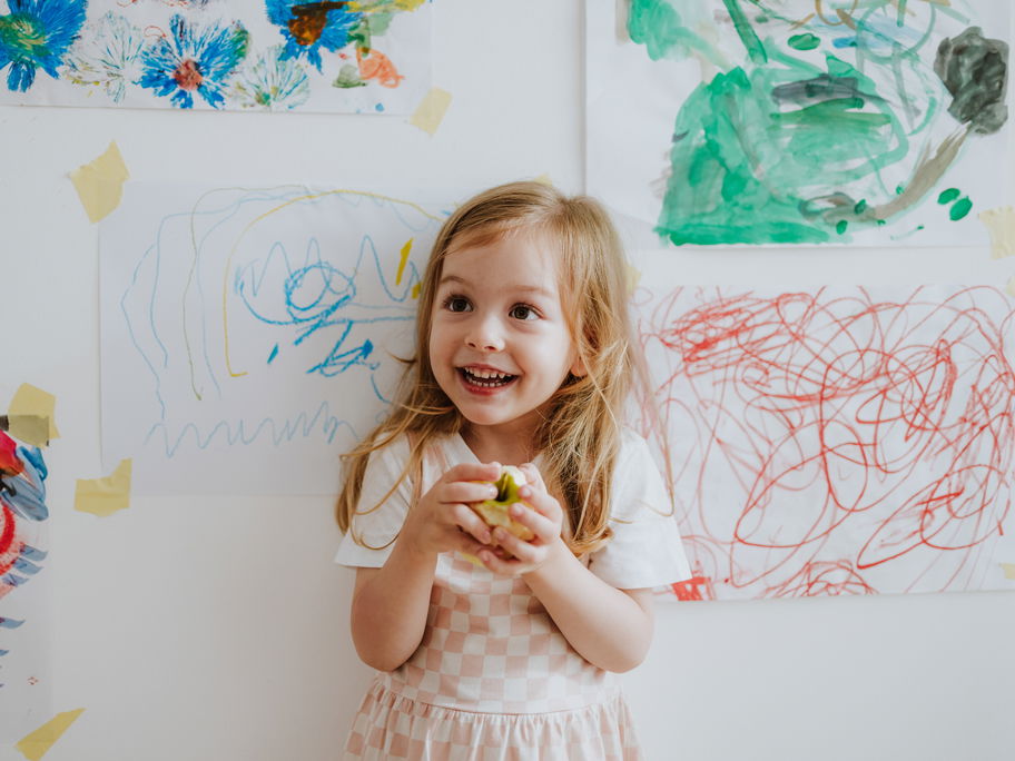 Mädchen mit Apfel in der Hand.