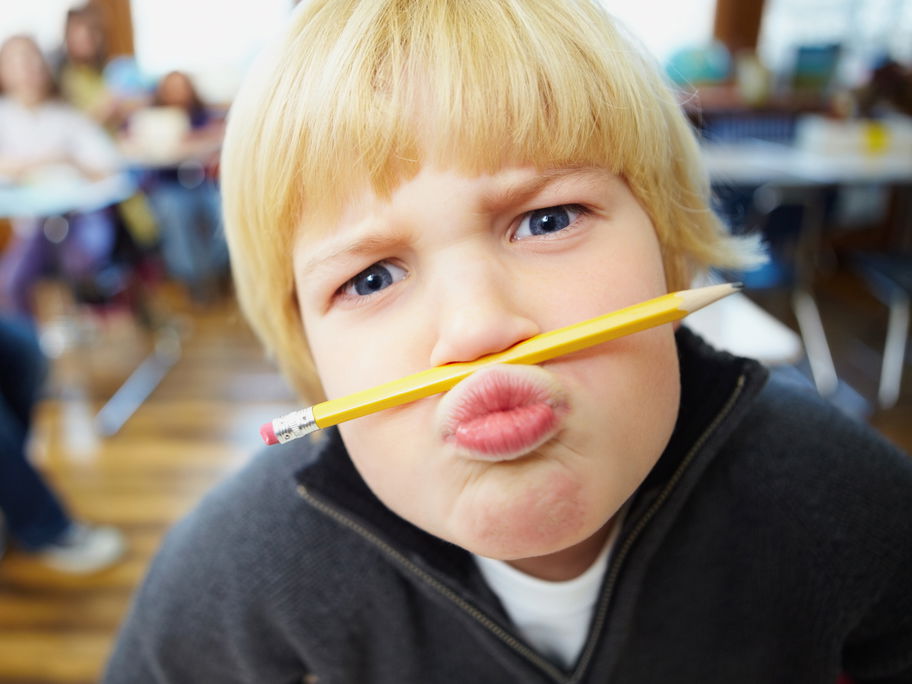 Kind macht den Klassenclown.