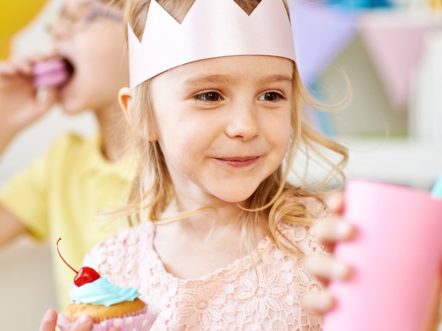 Kleines Mädchen mit Geburtstagskrone.