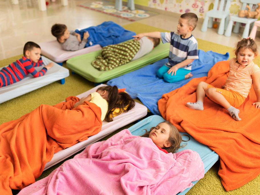 Kinder, die in der Kita schlafen.