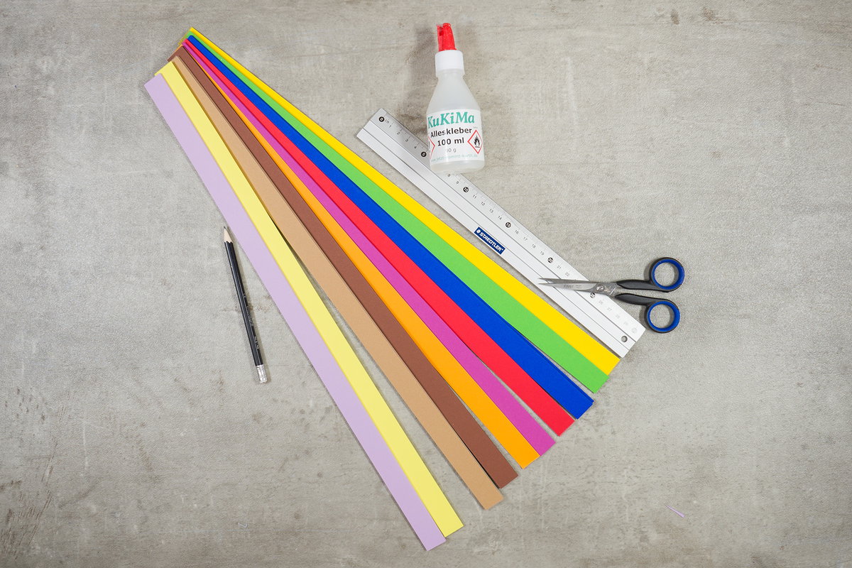 Schmale Papierstreifen und anderes Bastelmaterial.