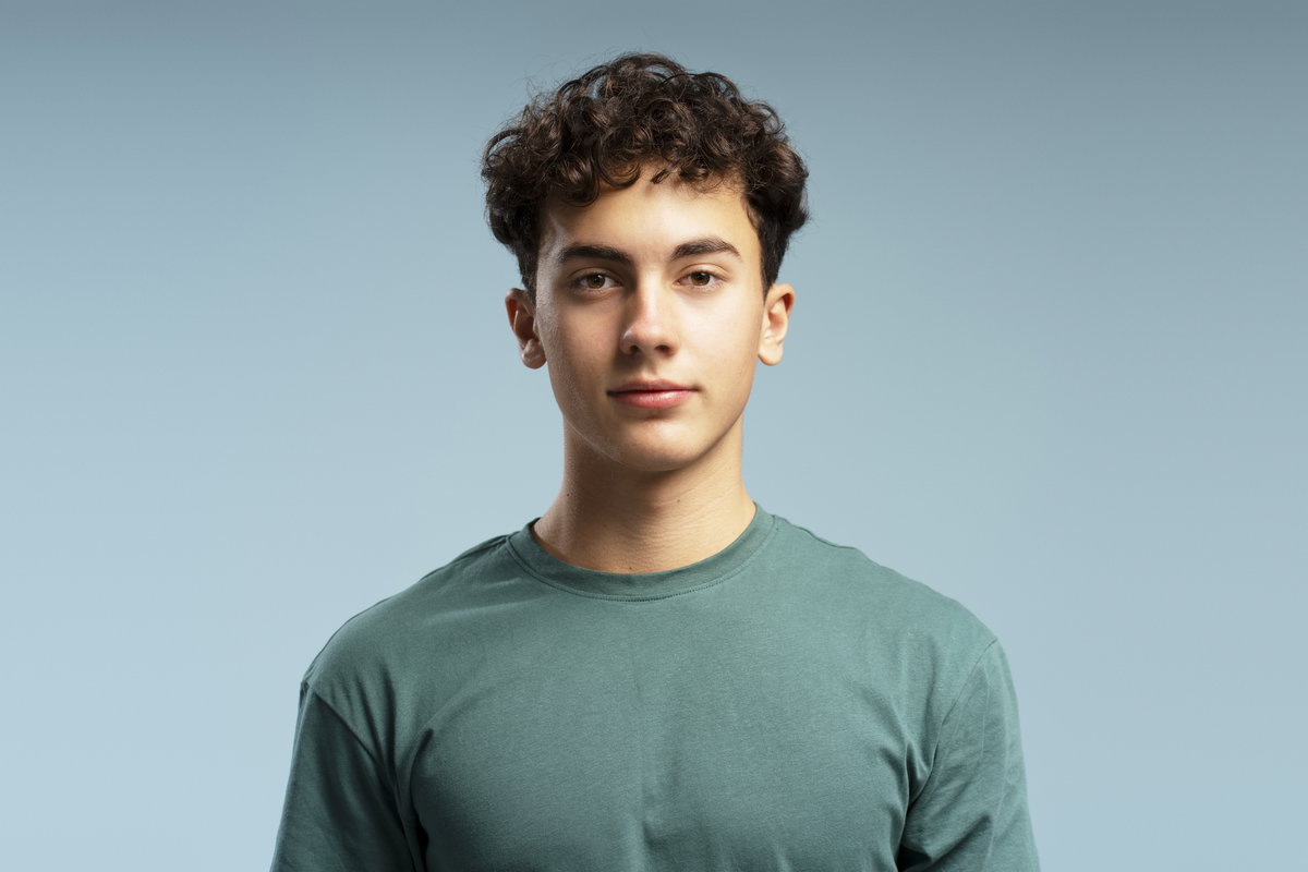 Frisuren für Teenager: Lockiger Fade