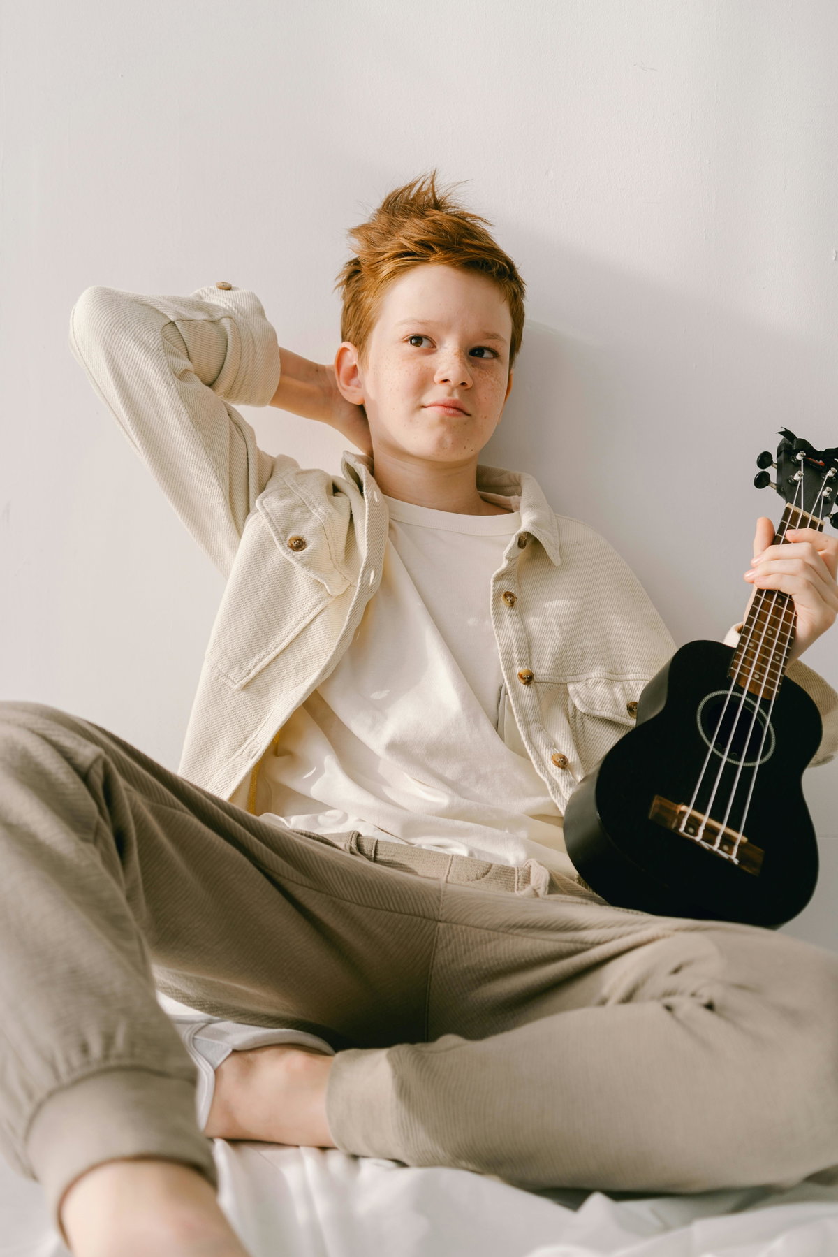 Ein Junge mit Gitarre
