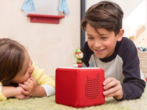 Zwei Kinder mit der Toniebox.