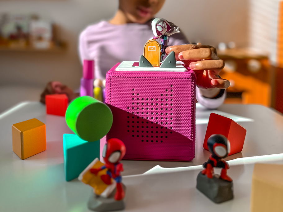 Kind mit Toniebox