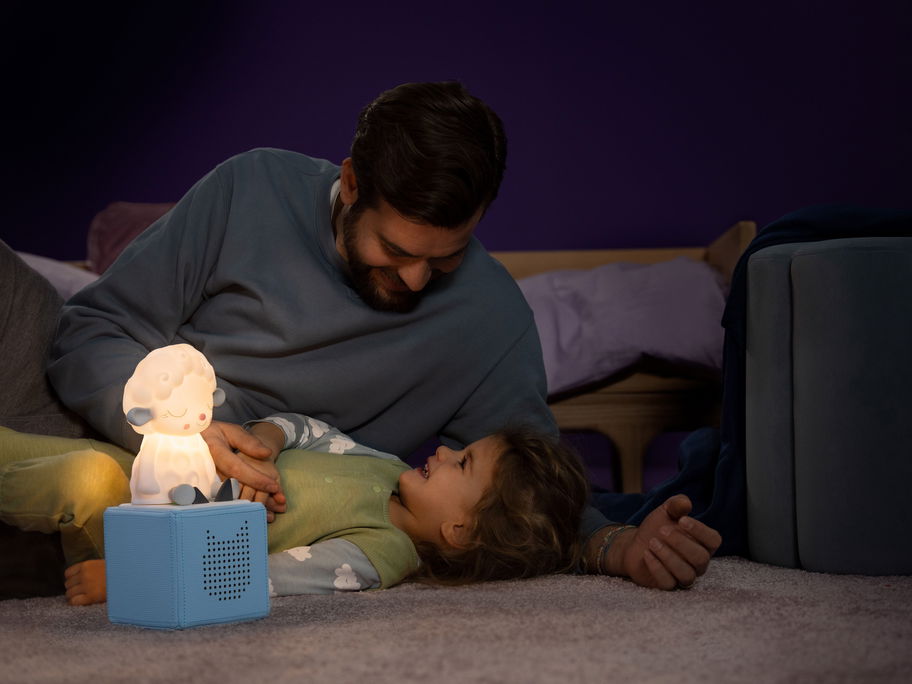 Baby und Kind hören Toniebox.