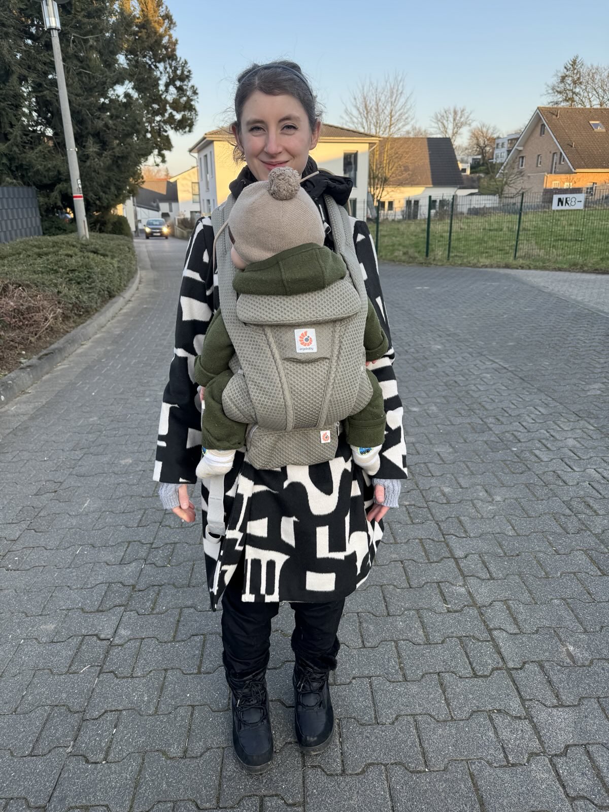 Mama Melanie möchte die Babytrage im Alltag nicht mehr missen.