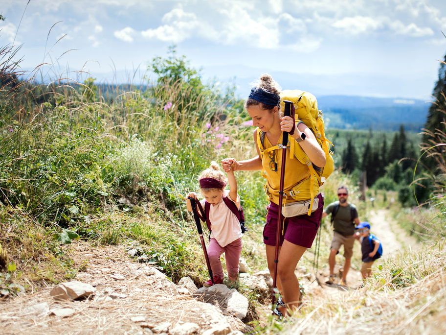 Familie wandert mit Kindern.