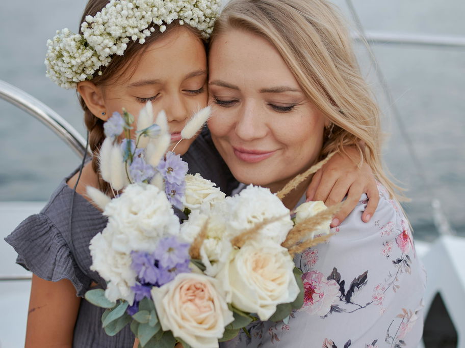 Ein Mädchen schenkt seiner Mutter Blumen zum Muttertag.