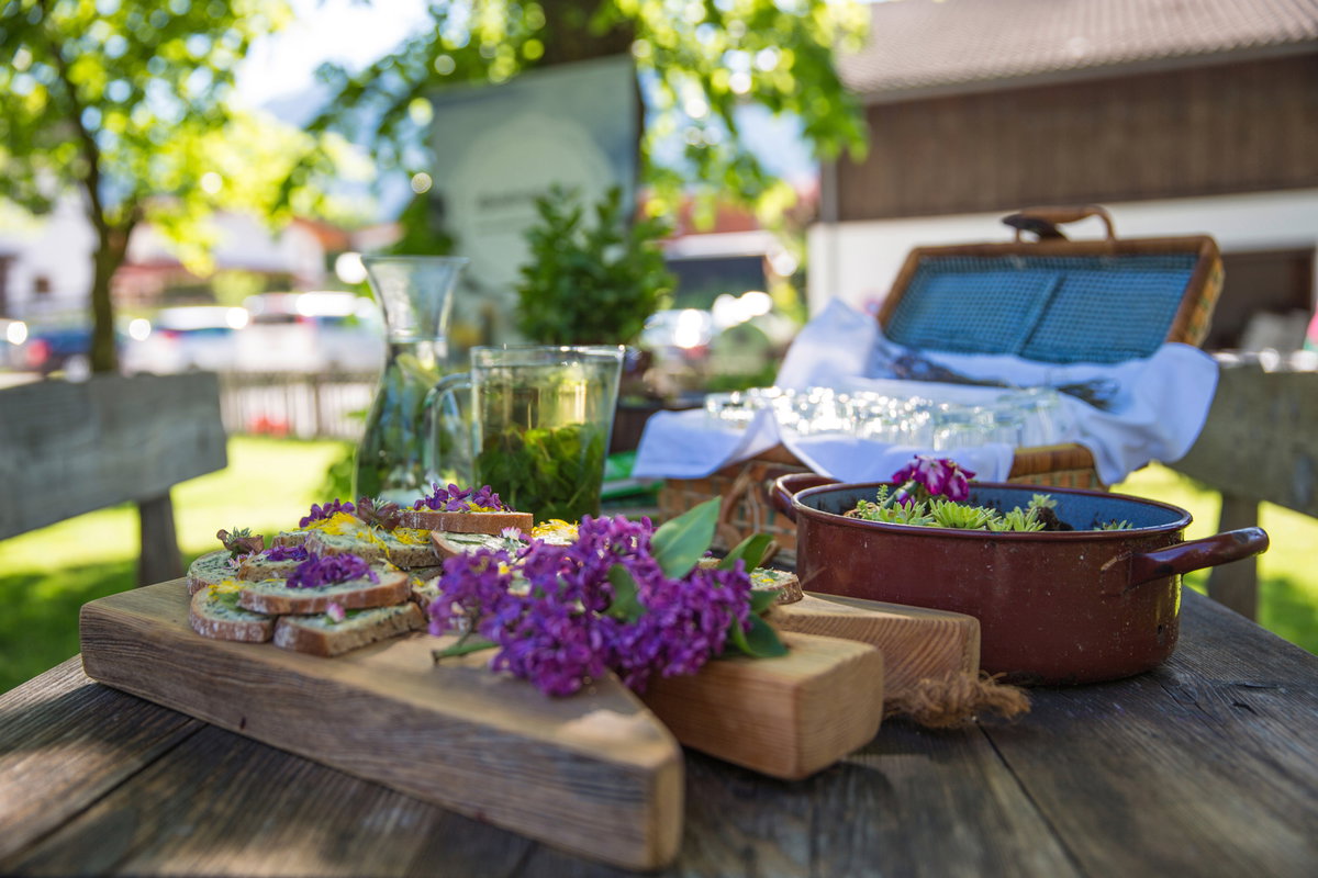 Picknick mit Kräuterbutter.