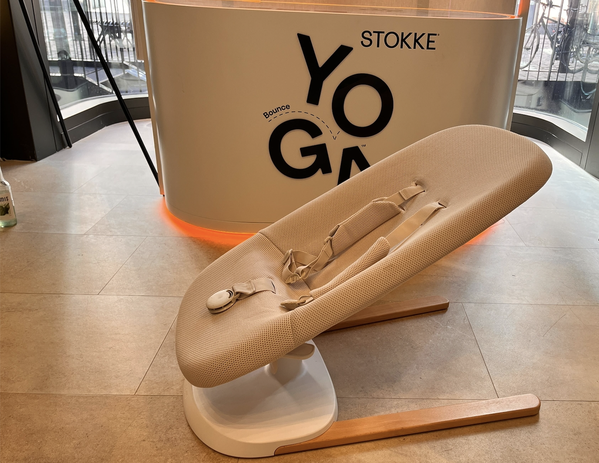 stokke-yoga-babywippe