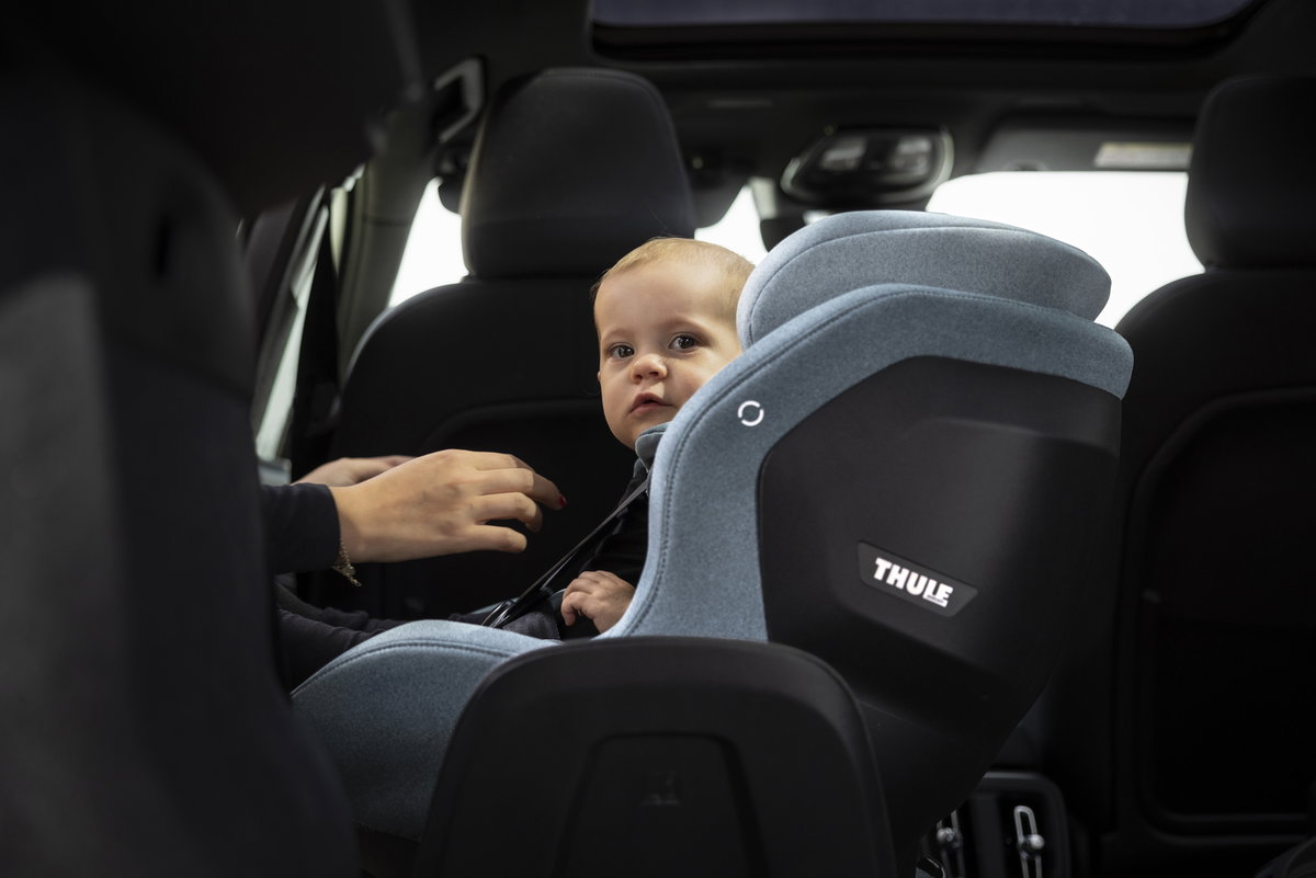 Im Thule Elm RWF fahren kleine Kinder rückwärtsgerichtet mit.