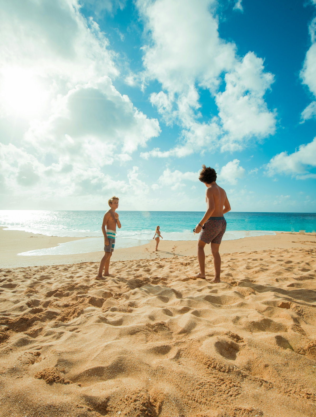 Kinder im Sommer am Strand.
