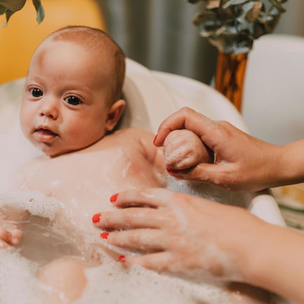 Baby hat Badewasser geschluckt – was tun?