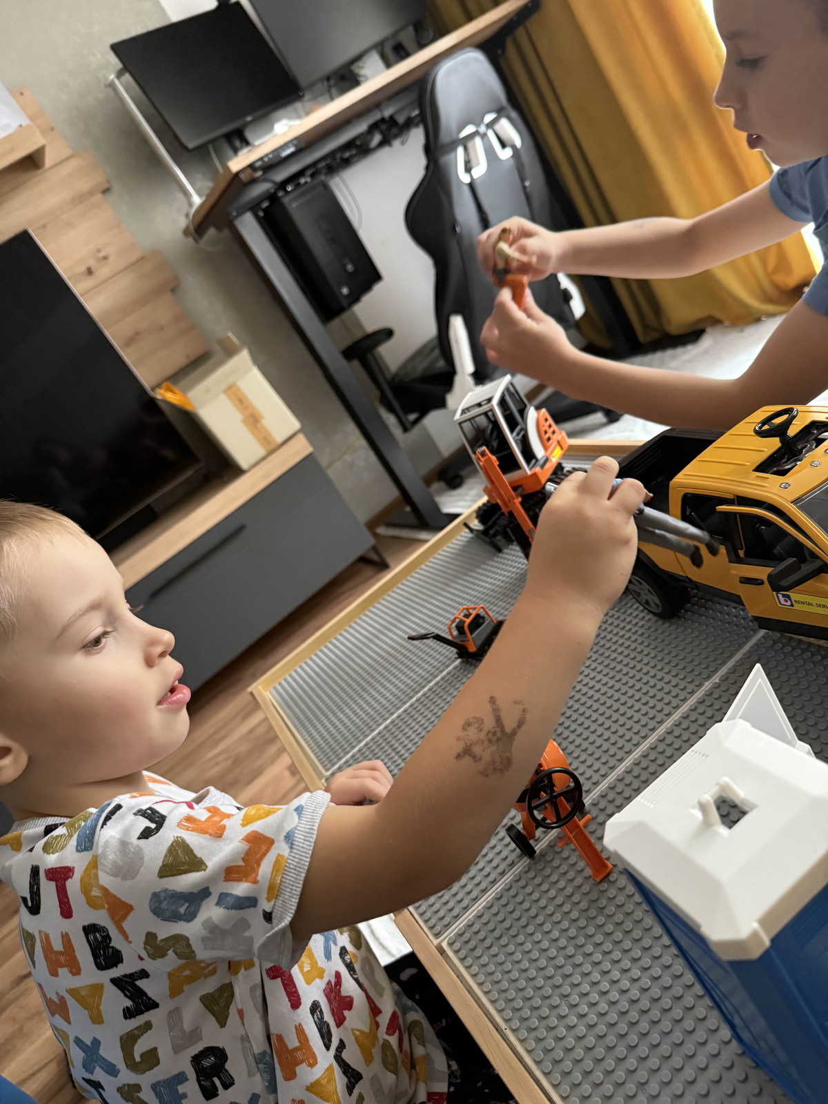 Angelinas Söhne testen Bruder Spielwaren.