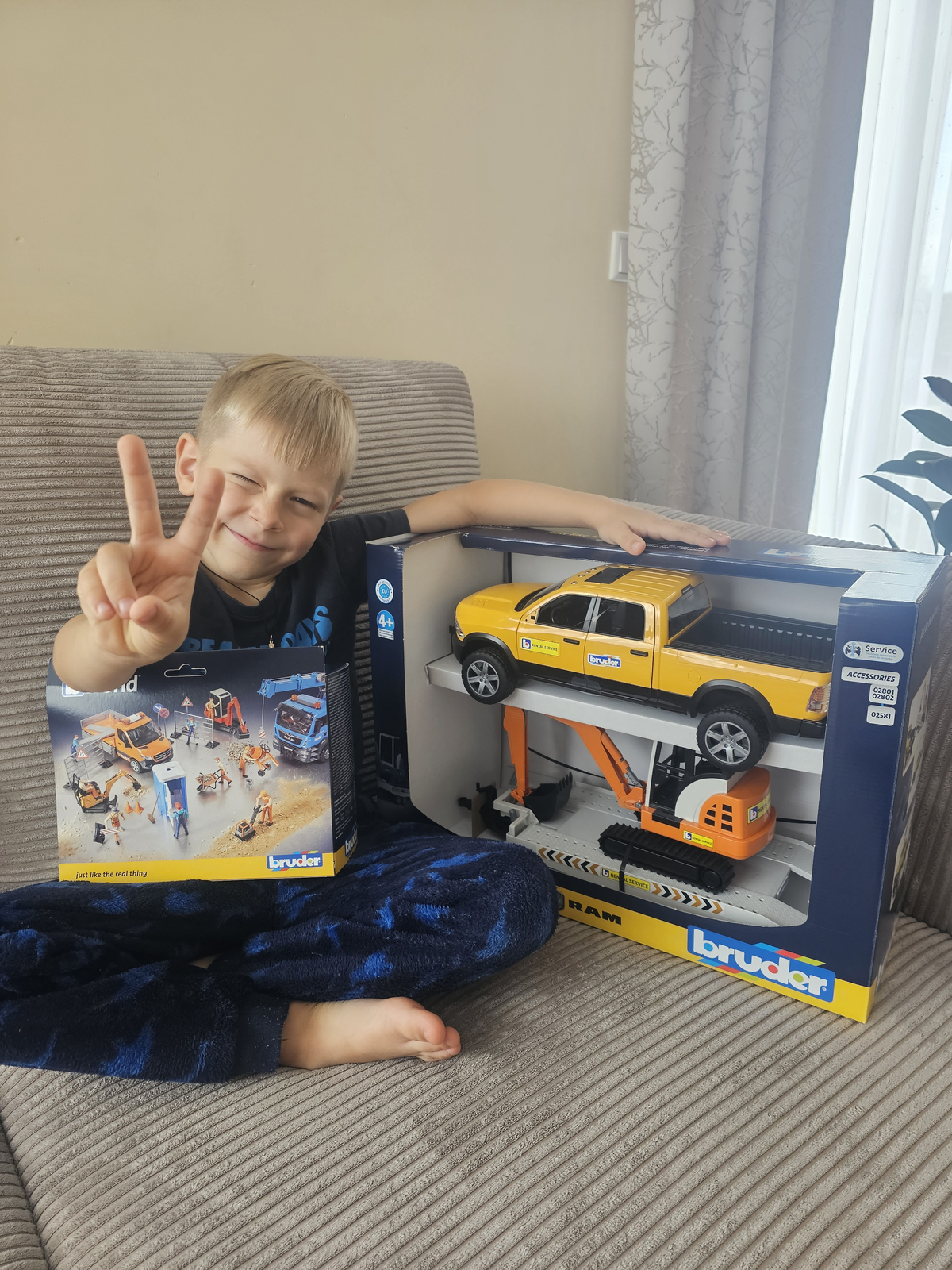 Natalias Sohn und das Paket von Bruder Spielwaren.