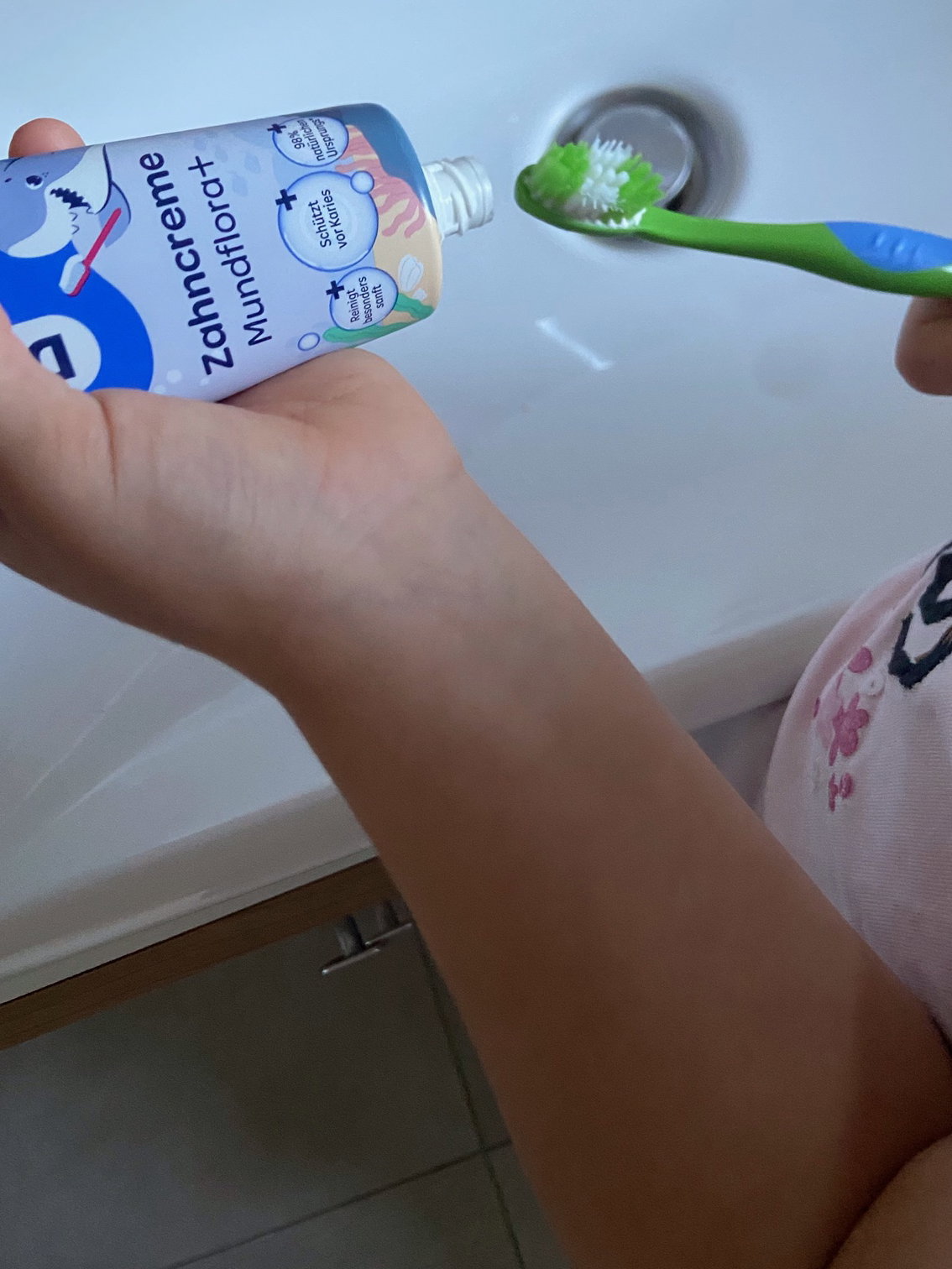 Julias Tochter mit der Dentinox Zahncreme.