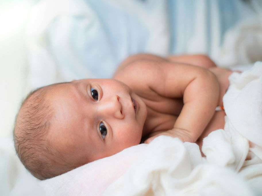 Baby liegt auf der Seite.