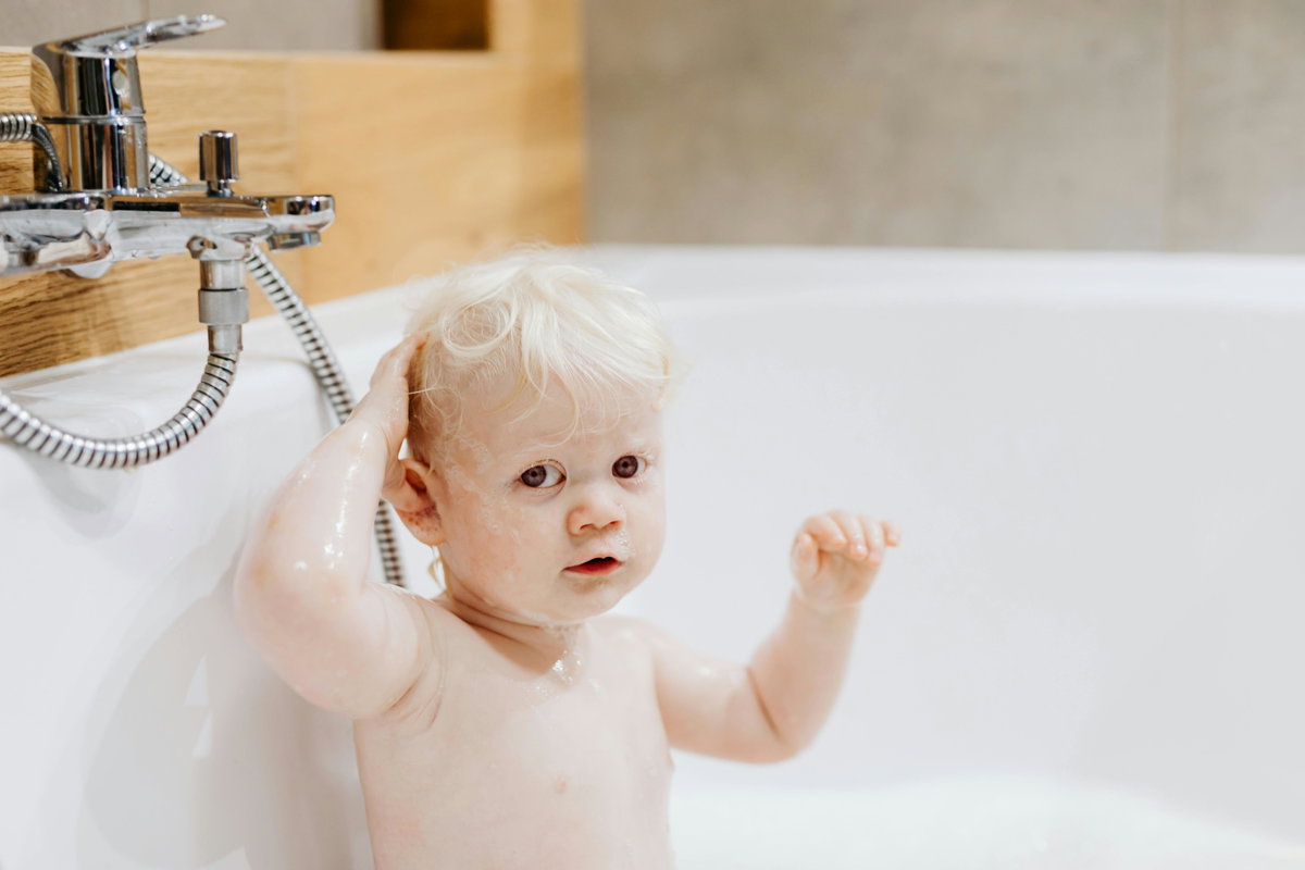 Kleinkind in der Badewanne.