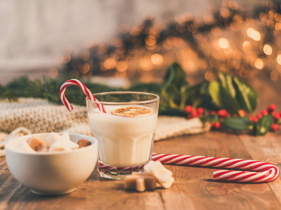 Adventsdeko mit Leckereien.