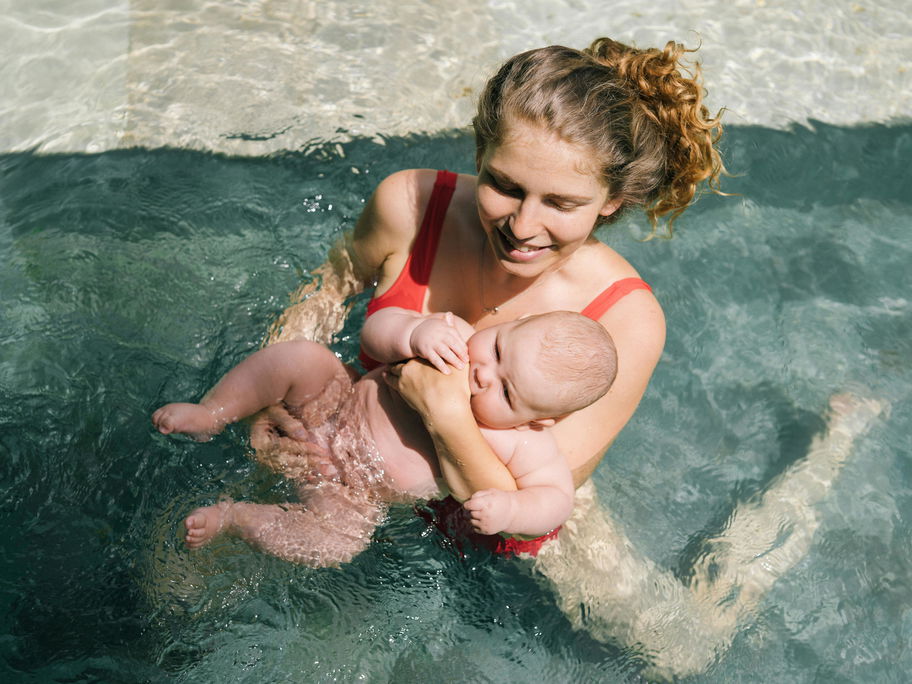 Mutter mit Baby im Wasser.