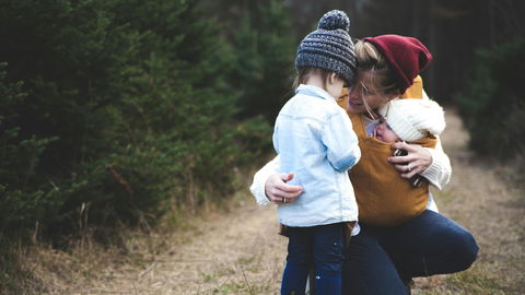 So schützt du dein Baby vor wechselhaftem Wetter: Zwischen Sonne, Wind und kühlen Morgenstunden – was euer Baby jetzt wirklich braucht