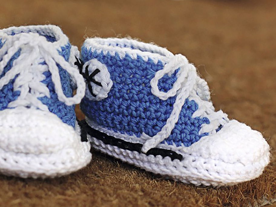 Diese coolen Babyschuhe sehen fast aus wie Chucks.