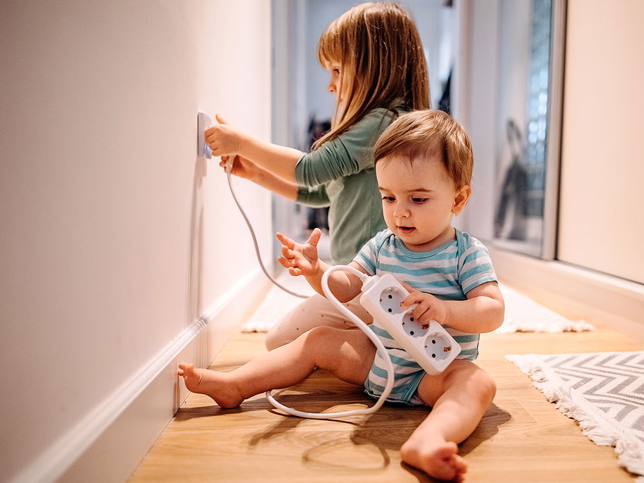 Spätestens wenn Babys mobil werden, müssen alle Steckdosen, Schränke etc. gesichert werden.