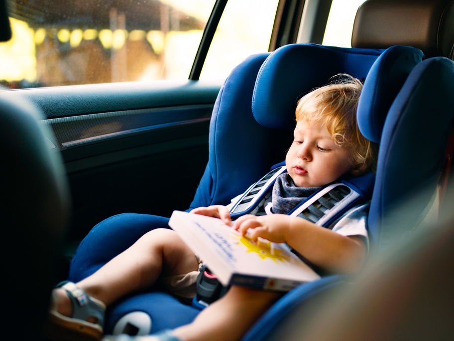 Einen gebrauchten Kindersitz zu kaufen, kann Gefahren bergen.